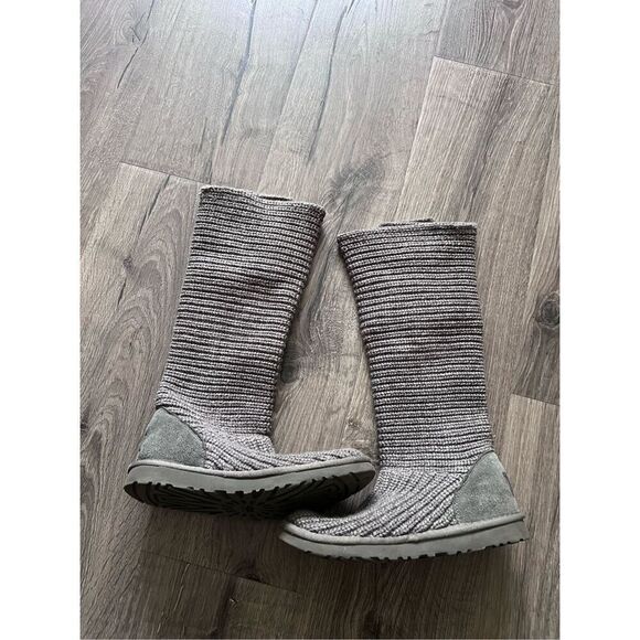 UGG Women's Classic Cardy Winter Boot size 7 - Picture 5 of 8